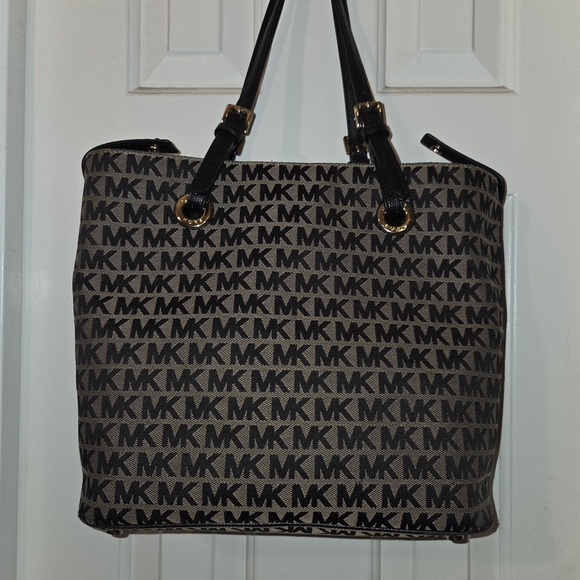 Michael Kors: Gently Used Condition Signature Black and Tan Tote. - Picture 10 of 16